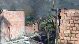 Incêndio destrói casas em invasão na zona Norte de Manaus