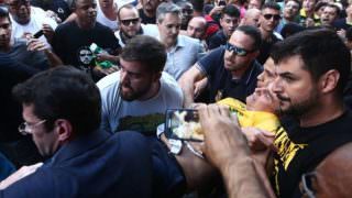 Bolsonaro leva facada durante ato de campanha, diz PM