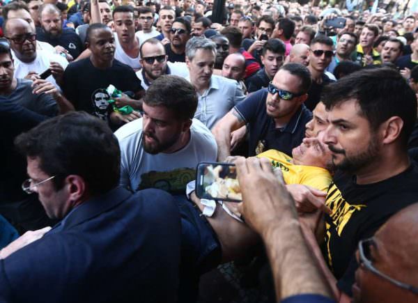 Bolsonaro leva facada durante ato de campanha, diz PM