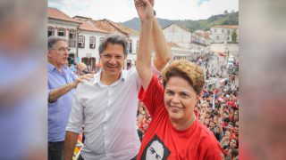 Dilma se enrola com nomes de Fernando Haddad e Fernando Pimentel em comício