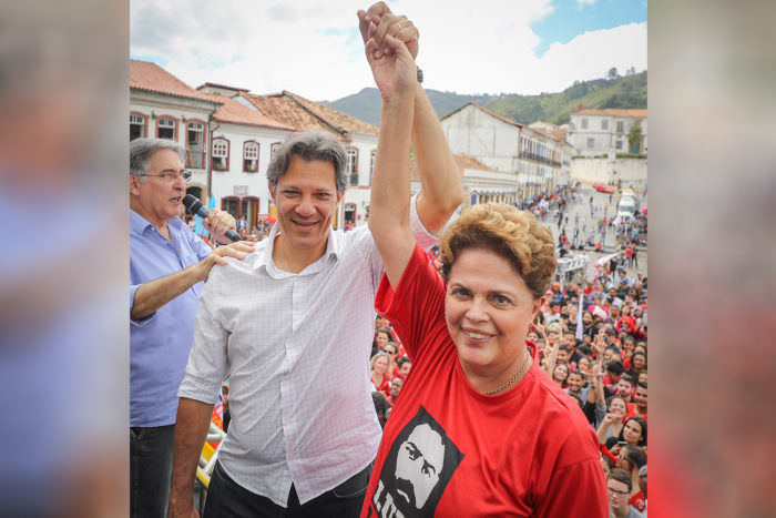 Dilma se enrola com nomes de Fernando Haddad e Fernando Pimentel em comício
