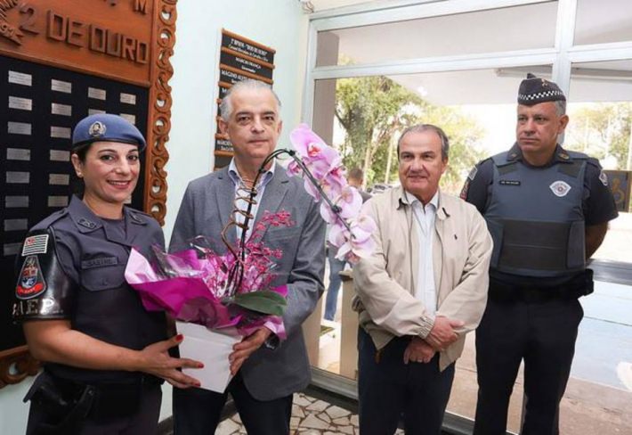 Tribunal suspende propaganda da cabo Kátia matando ladrão a tiros na porta da escola