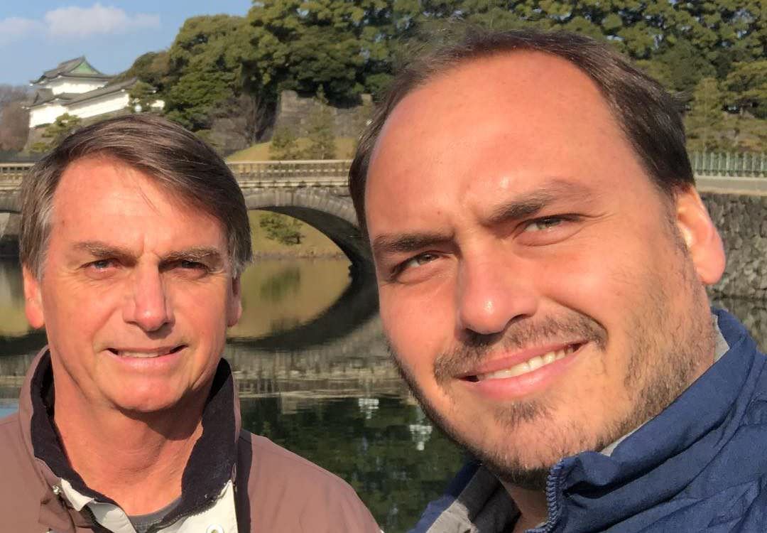 Filho de Bolsonaro usa foto de homem encenando tortura e faz brincadeira