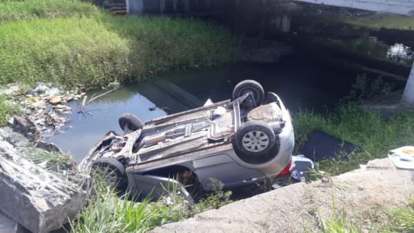 Em Manaus, motorista perde o controle e carro cai em igarapé