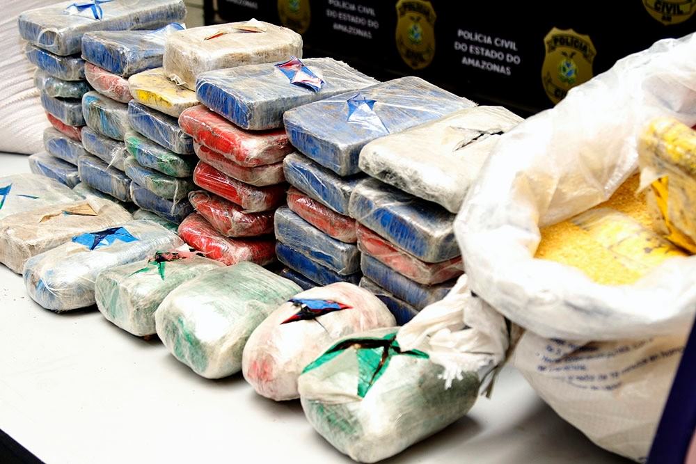 Homem é preso com 60kg de drogas escondidas em sacos de farinha em Manaus