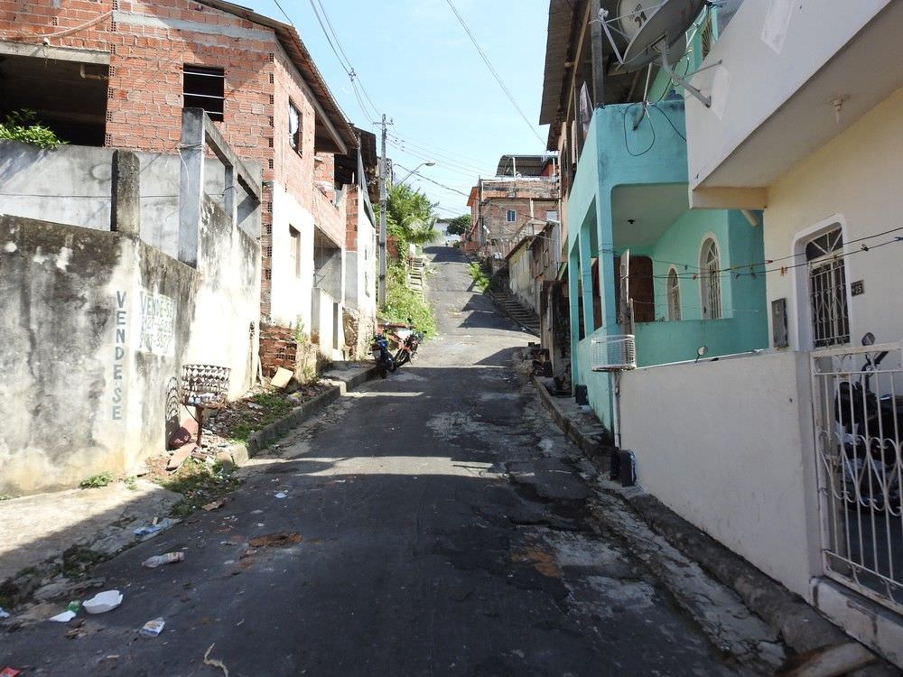 Manicure é morta a tiros na porta de casa em Manaus