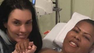 Simony visita cantora do 'Fat Family' em luta contra câncer no hospital