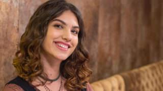 Giovanna Grigio posa de topless em piscina e ganha elogios