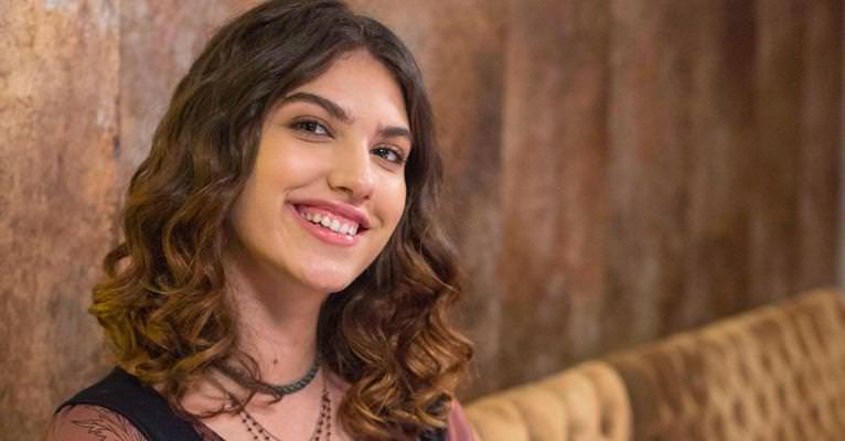 Giovanna Grigio posa de topless em piscina e ganha elogios