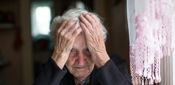 Idosa de 79 anos é espancada e esfaqueada pelo neto