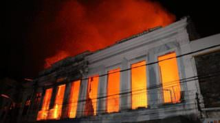 Idoso está desaparecido após incêndio atingir casarões de Salvador