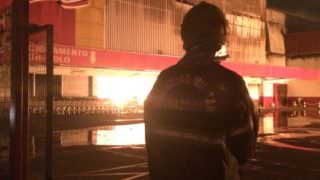 Incêndio destrói supermercado na zona Oeste de Manaus
