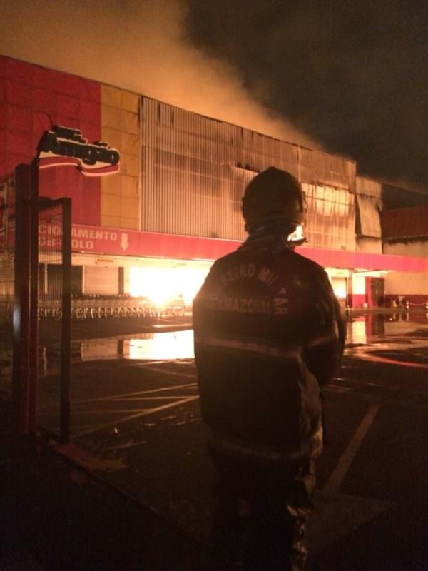 Incêndio destrói supermercado na zona Oeste de Manaus