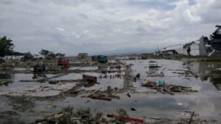 Número de mortos após terremotos e tsunami chega a 832 na Indonésia