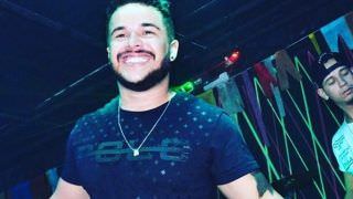 Cantor sertanejo dá facadas na cabeça de cliente que assediou a mulher dele durante show
