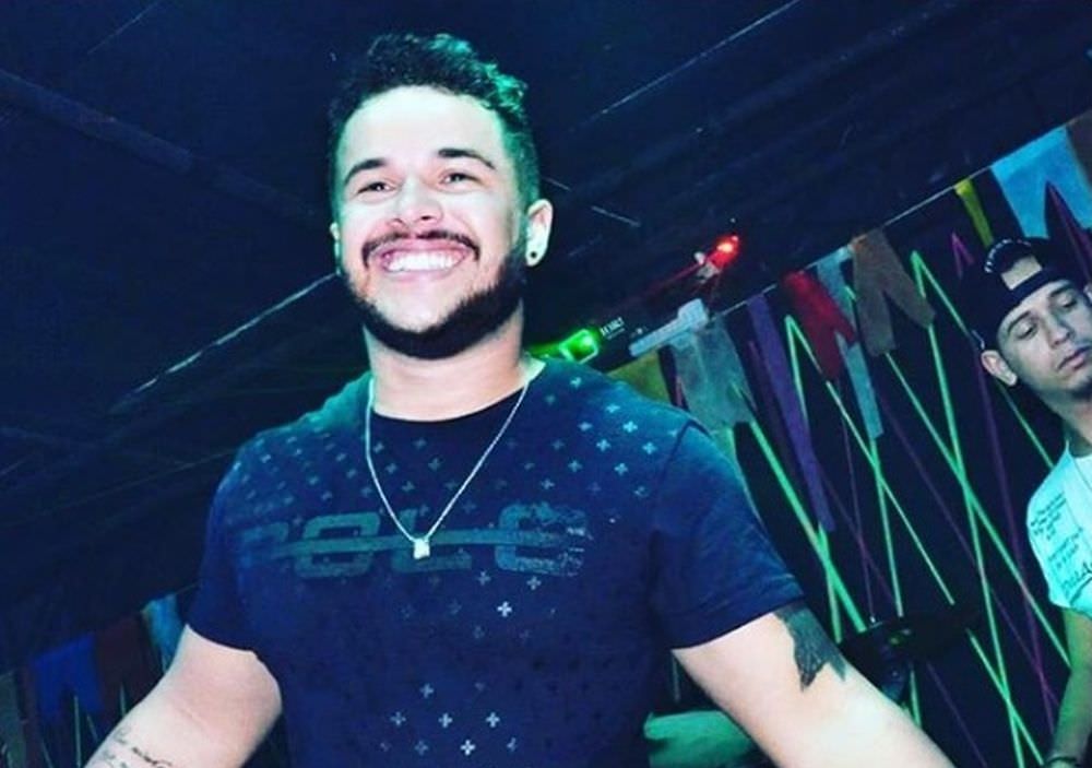 Cantor sertanejo dá facadas na cabeça de cliente que assediou a mulher dele durante show