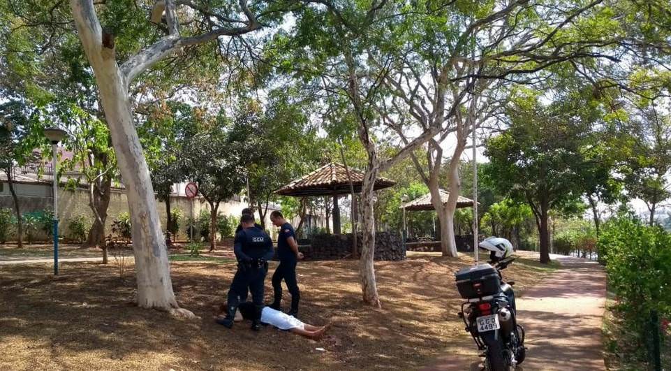 Mulher é encontrada nua em represa e diz que procurava gato da 'Alice no País das Maravilhas'