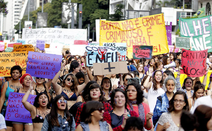 Mulheres marcham em Brasília contra onda de feminicídios no DF