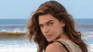 Mariana Goldfarb exibe estrias no bumbum e ganha elogios por foto natural
