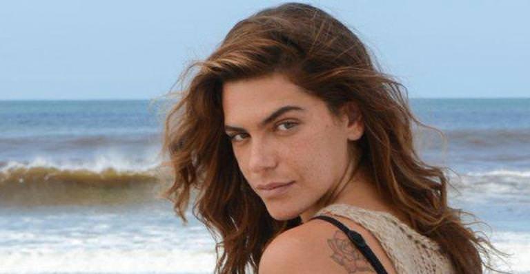 Mariana Goldfarb exibe estrias no bumbum e ganha elogios por foto natural