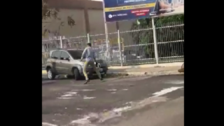 Após acidente de trânsito, motorista tenta atropelar motociclista; veja vídeo