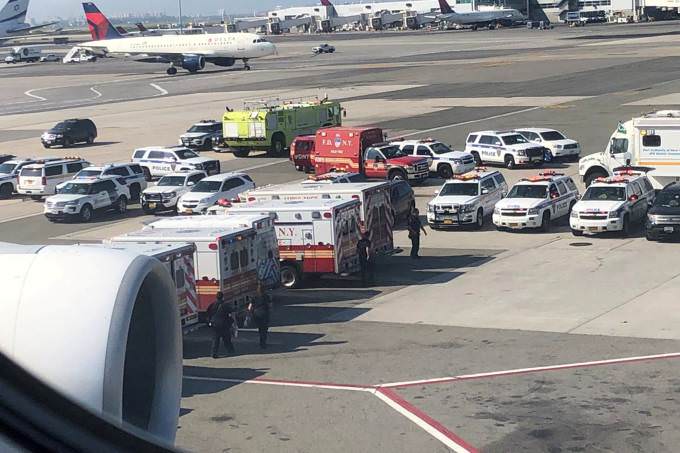 Avião é isolado em Nova York depois de 100 passageiros passarem mal