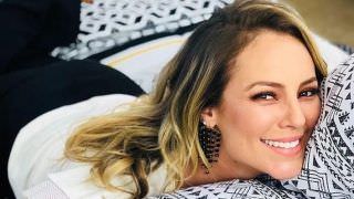 Sem maquiagem e com cabelo natural, Paolla Oliveira posa de biquíni