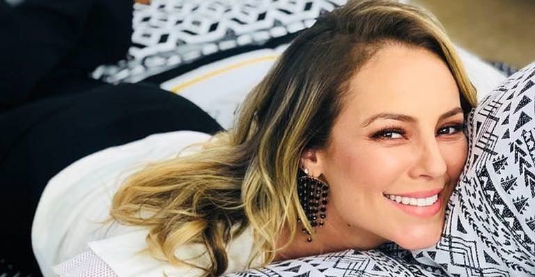 Sem maquiagem e com cabelo natural, Paolla Oliveira posa de biquíni