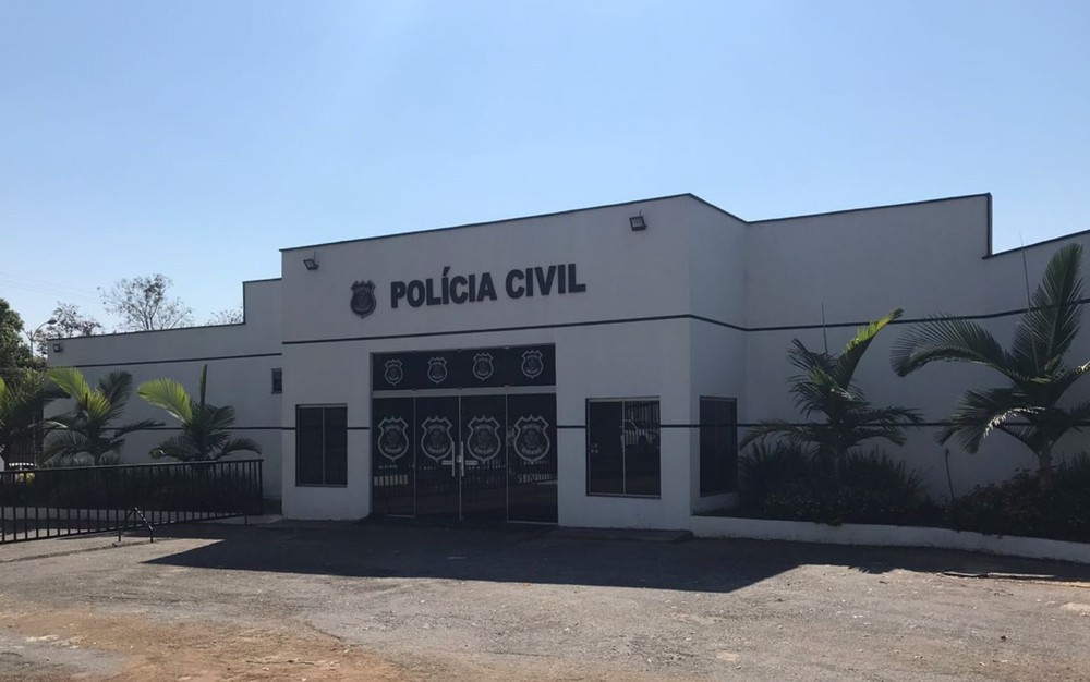 Homem morre em acidente de moto após matar enteada cadeirante que tentou proteger mãe de agressão, diz PM