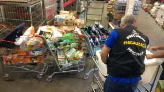 MP investiga 20 supermercados por vender produtos estragados em Manaus
