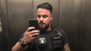 Polícia prende falso policial que tirava fotos com arma e uniforme da polícia para atrair mulheres