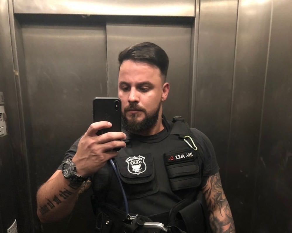 Polícia prende falso policial que tirava fotos com arma e uniforme da polícia para atrair mulheres