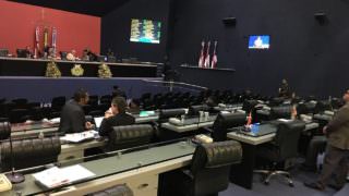 A dez dias das eleições, deputados 'criam' recesso para intensificar campanha