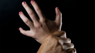 Homem tenta estuprar jovem de 20 anos e é espancado por populares