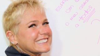 Xuxa distribui patadas, discute com fã e dispara: 'Burra e estúpida'