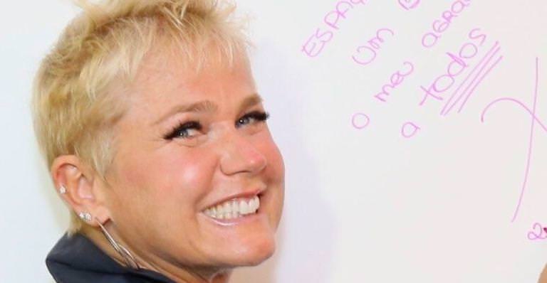 Xuxa distribui patadas, discute com fã e dispara: 'Burra e estúpida'