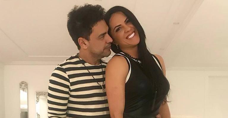 Graciele Lacerda posa fazendo topless e empina o bumbum durante banho de piscina