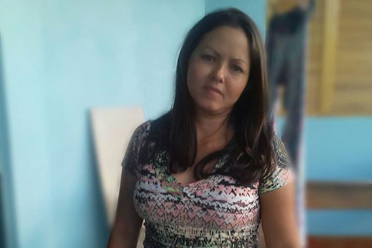 Mulher é morta pelo ex-marido com golpes de facão na frente dos filhos