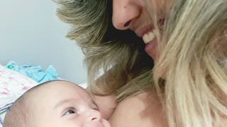 Bebê é encontrado vivo junto ao corpo da mãe dentro de casa; marido da vítima é suspeito