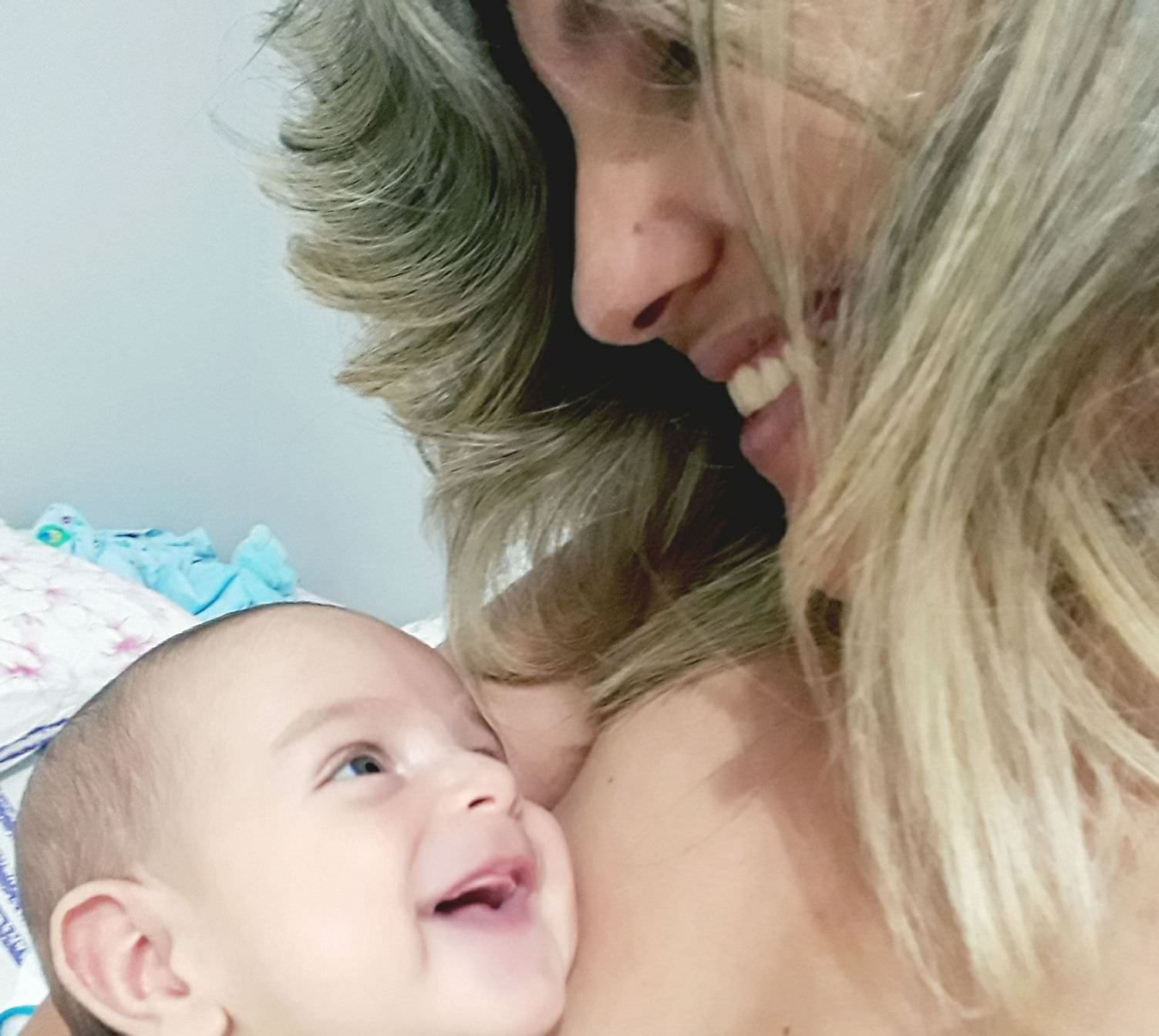 Bebê é encontrado vivo junto ao corpo da mãe dentro de casa; marido da vítima é suspeito