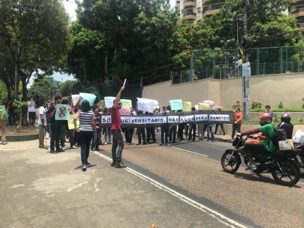 Jovens protestam por segurança após estudante ser baleado em assalto 