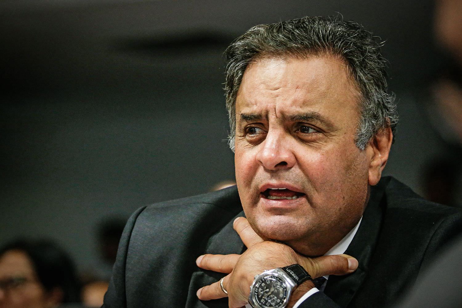 Aécio Neves comparece em colégio para votar e é hostilizado; veja vídeo