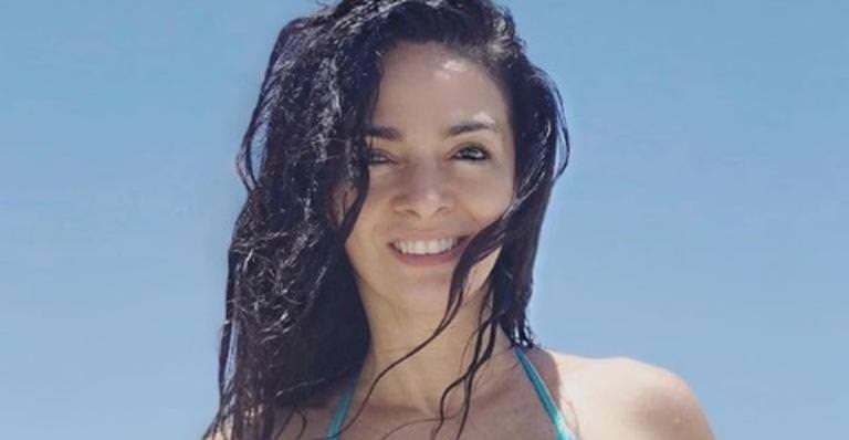 Aos 56 anos, Cláudia Ohana posa com short mostrando polpa do bumbum