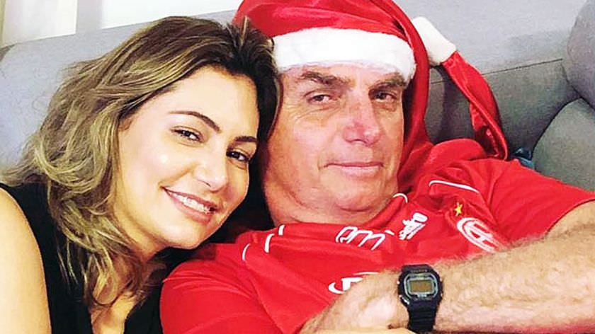 Em meio à crise política, Bolsonaro vai ao cinema com primeira-dama