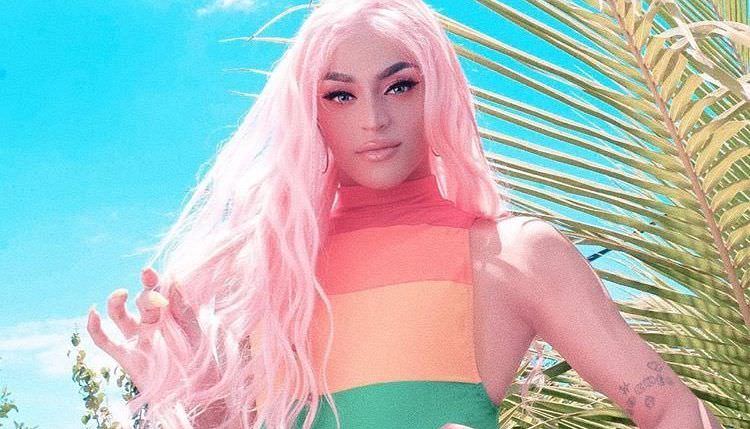 Após ser mandada embora do país por bolsonaristas, Pabllo Vittar rebate: 'Não vou deitar'
