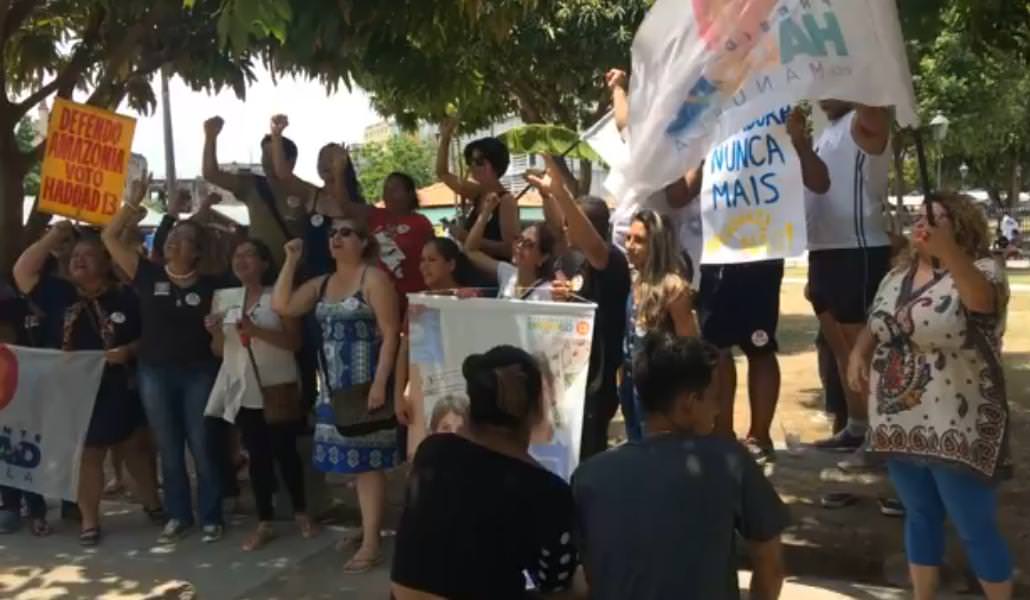 Em Manaus, professores vão ao Centro tirar dúvidas de eleitores