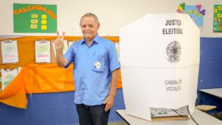 Professor Gedeão vota e destaca importância da democracia