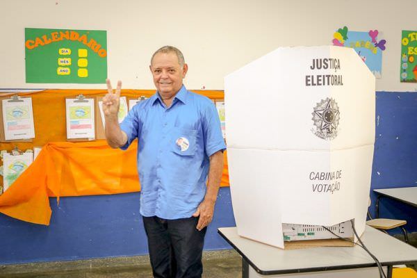 Professor Gedeão vota e destaca importância da democracia