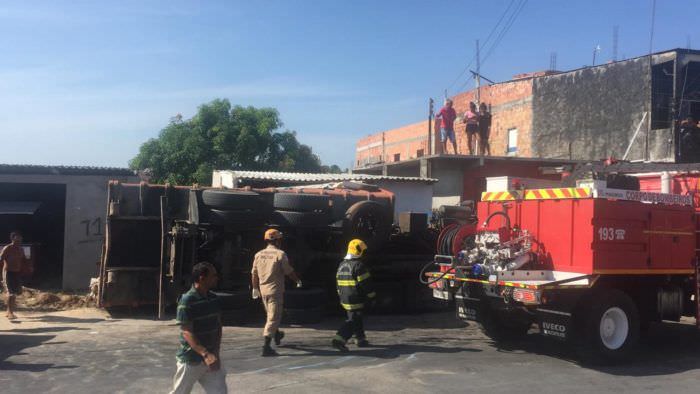 Em Manaus, caminhão tomba em via e deixa três feridos
