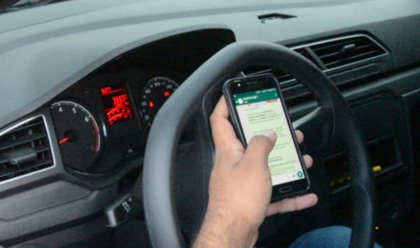 Em Manaus, uso de celular ao volante gerou 247 multas em 8 meses